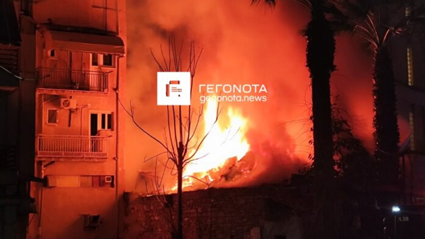 Υπό πλήρη έλεγχο η φωτιά που ξέσπασε σε μονοκατοικία στον Βόλο