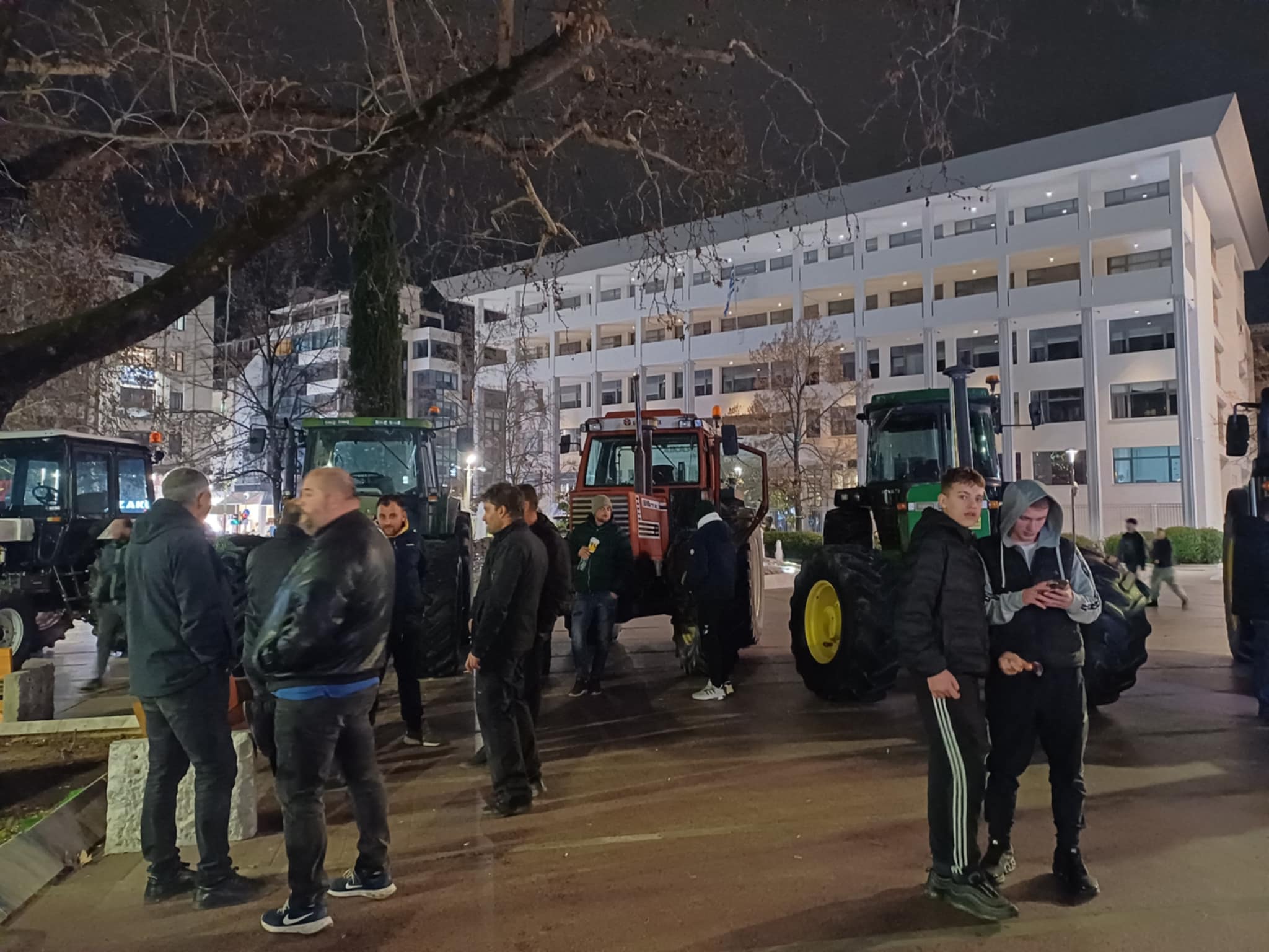 Ξεσήκωσαν το κέντρο της Λάρισας τα τρακτερ των αγροτών- προέρτια για το συλλαλητήριο της Παρτασκευής στην Αθήνα (ΦΩΤΟ+video)