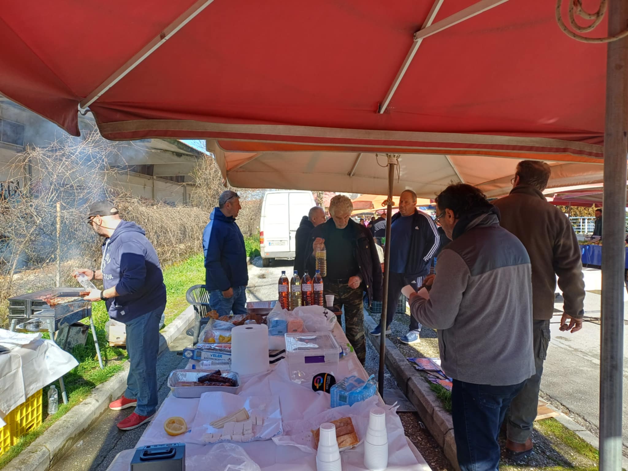 Παίρνεις πορτοκάλια,μπρόκολα  κι ένα σουβλάκι δωρο στη Λαϊκή της Θεοφράστου!- το τσικνίζουν οι παραγωγοί (ΦΩΤΟ)