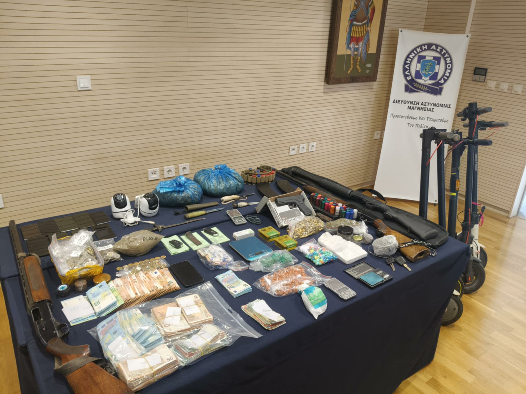 Πλήγμα στο κύκλωμα ναρκωτικών του Βόλου: Κατασχέθηκαν χασίς, κοκαΐνη, ηρωίνη, αλλά και όπλα