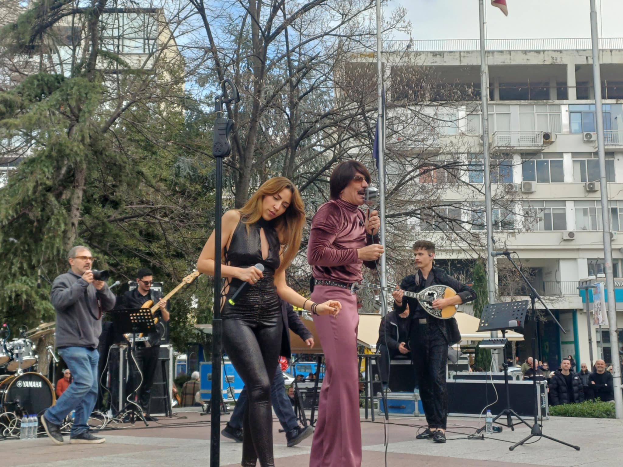 Άναψε το κέφι στην κεντρική πλατεία  με Τόνι Σφίνο, Αντωνέλα, σουβλάκι και κρασί (ΦΩΤΟ+video)