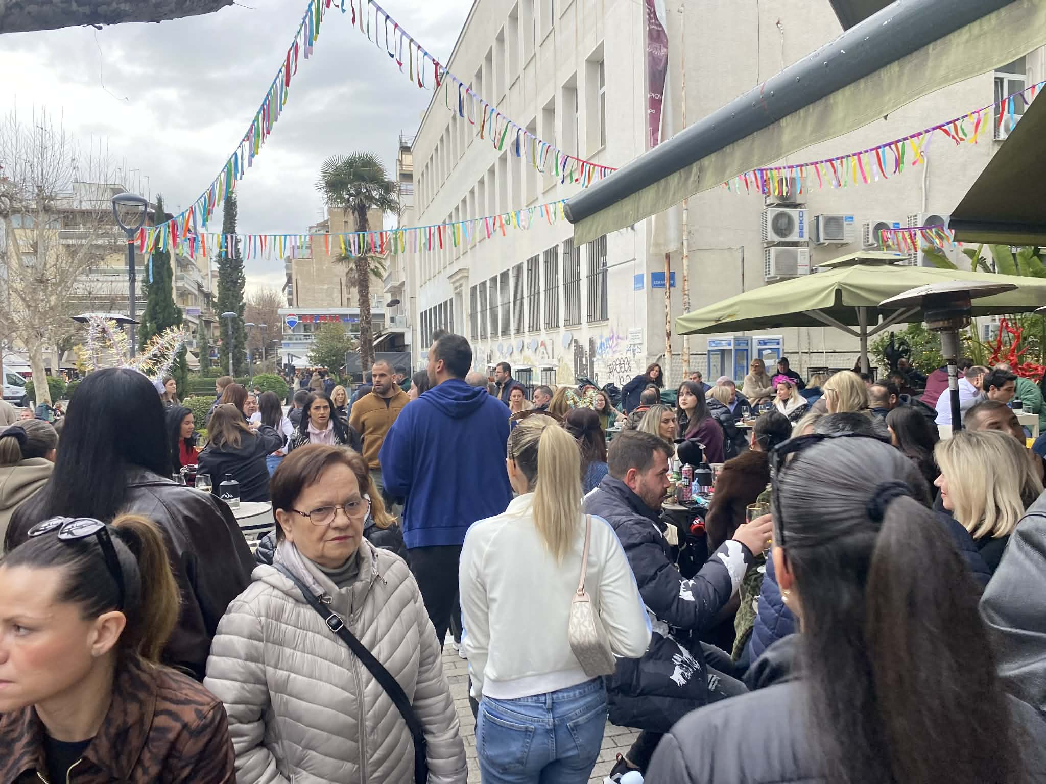 Το αδιαχώρητο στα μπαρ στο κέντρο της Λάρισας- ξεφαντώνουν οι Λαρισαίοι με τους ήχους χάλκινων και κλαρίνου (ΦΩΤΟ+video)