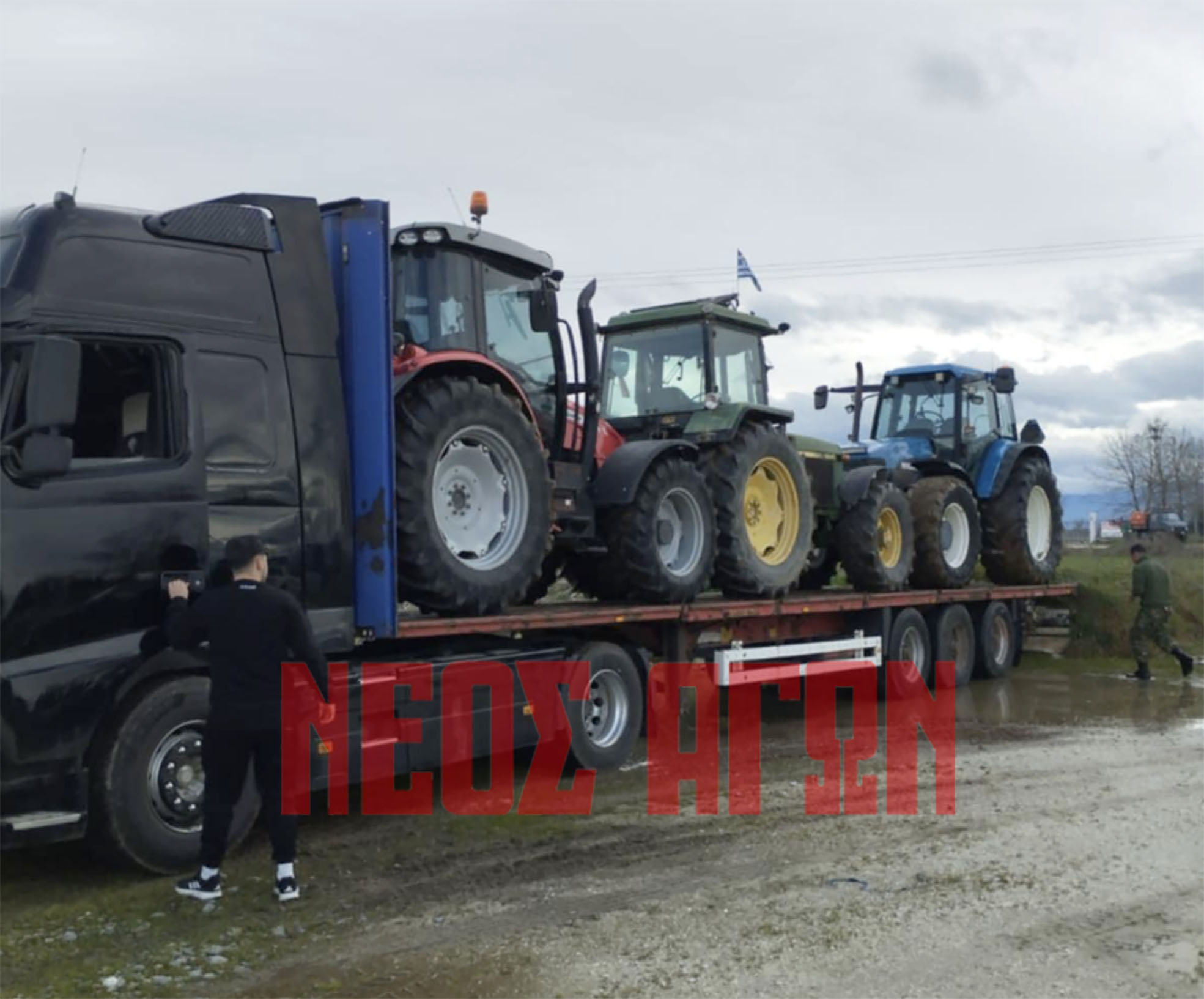 Φορτώθηκαν σε φορτηγά τα τρακτερ της Καρδίτσας για μεταφορά στο συλλαλητήριο της Αθήνας (ΦΩΤΟ)