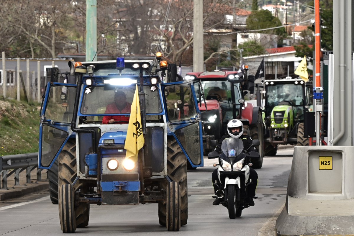«Χωρίς αγρότες δεν υπάρχει ζωή»: Φθάνουν τα τρακτέρ από Αφίδνες– Υποδοχή από τους εργαζόμενους στο Σύνταγμα