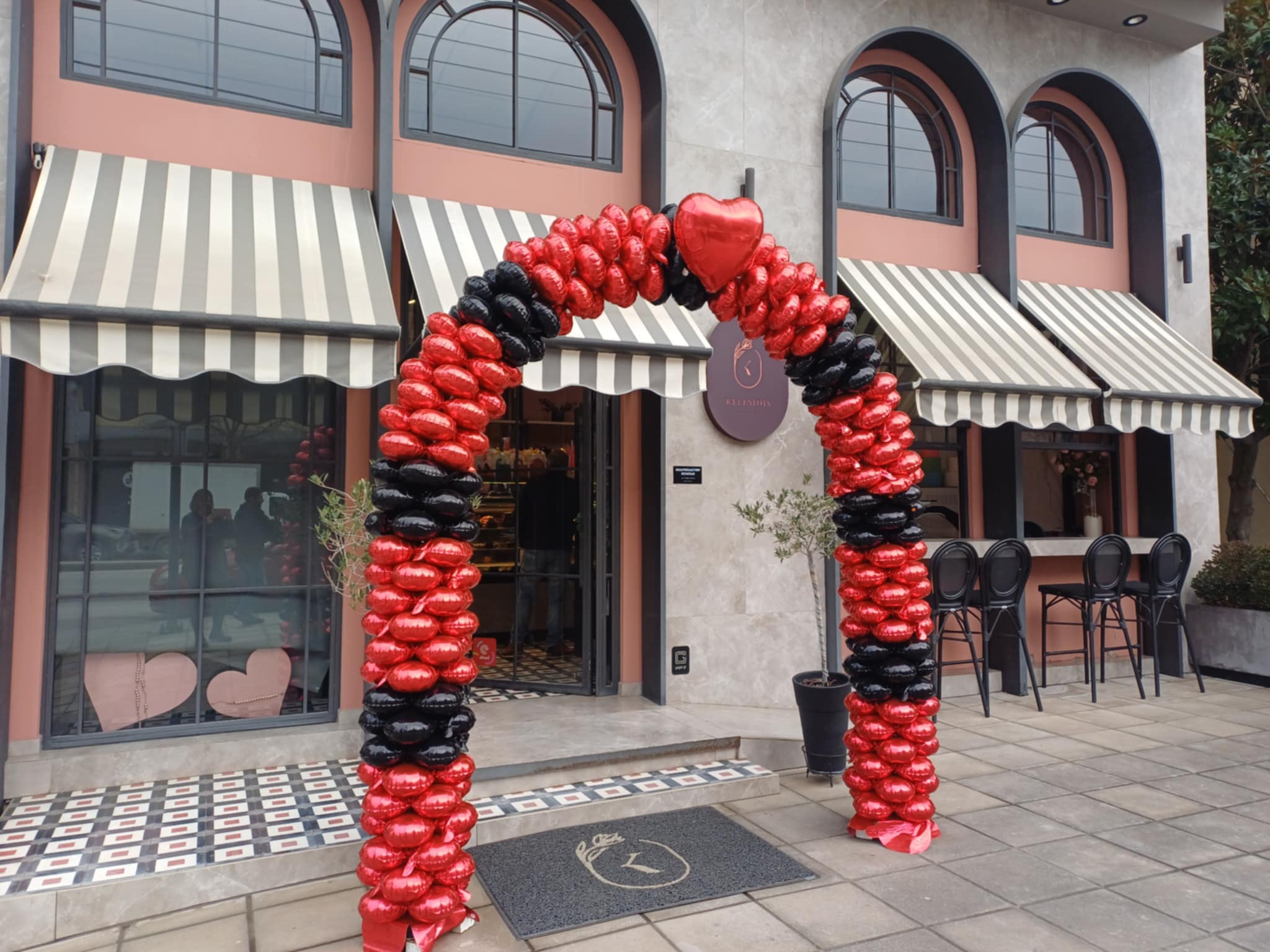 Η Λάρισα γιορτάζει τον Βαλεντίνο σε ανθοπωλεία και ζαχαροπλαστεία... (ΦΩΤΟ)