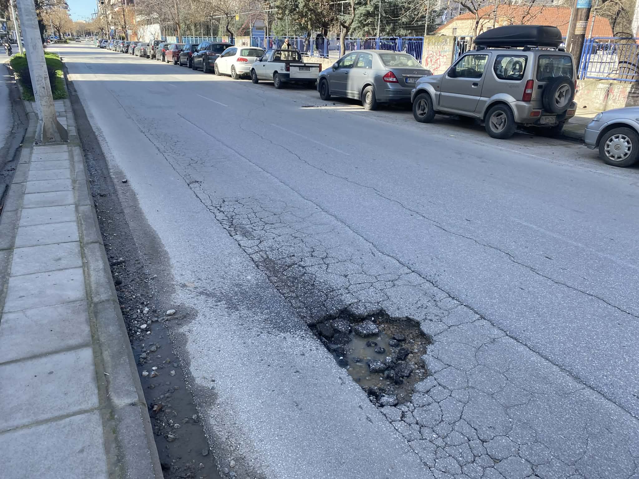 Επικίνδυνες λακούβες άνοιξαν από τις βροχές στην Ηρώων Πολυτεχνείου απέννατι από το 5ο Λύκειο (ΦΩΤΟ)