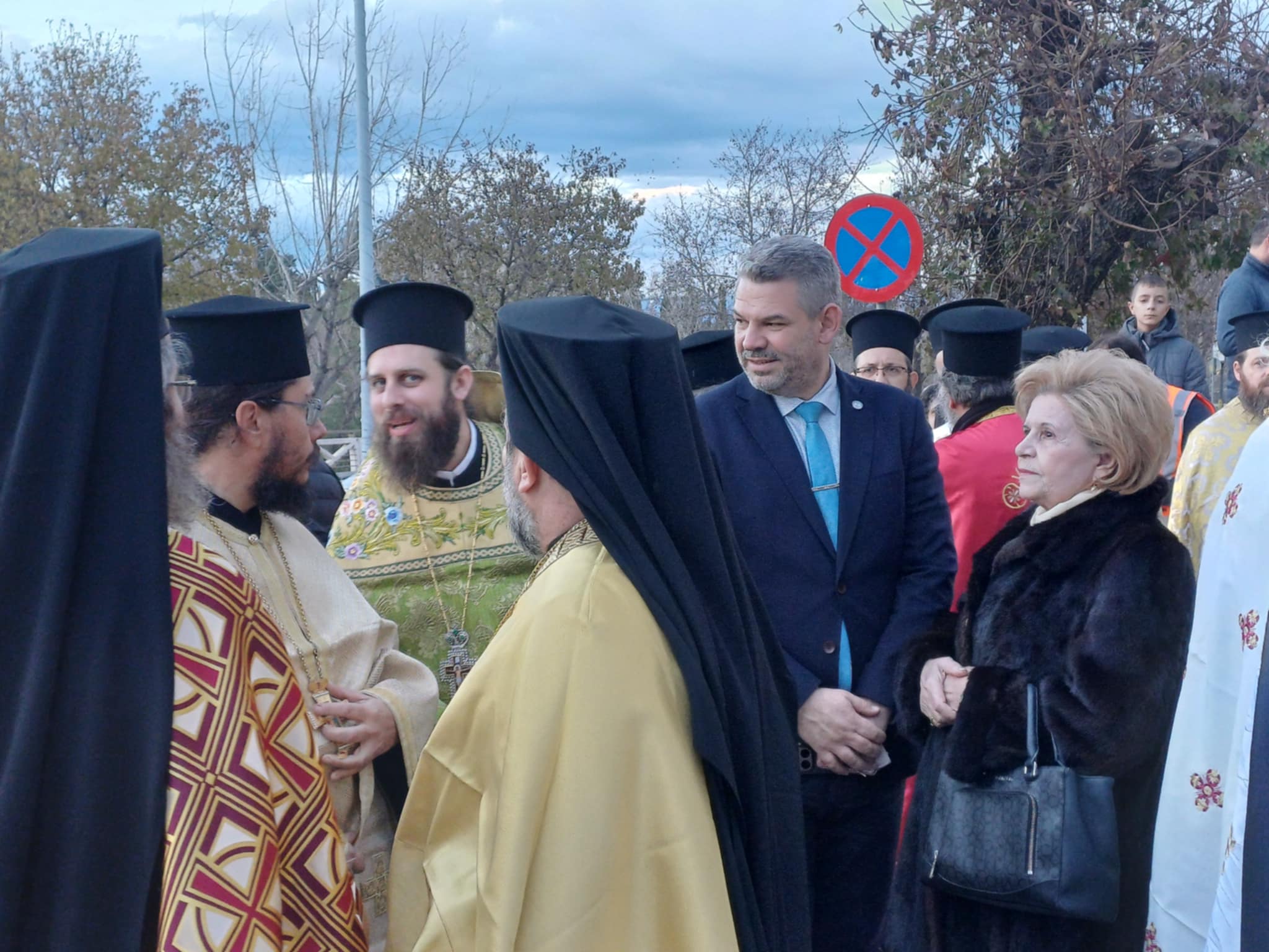 Πλήθος πιστών στην υποδοχή της Τίμιας Χείρας του Βασιλείου στον Άγιο Αχίλλιο (ΦΩΤΟ+video)