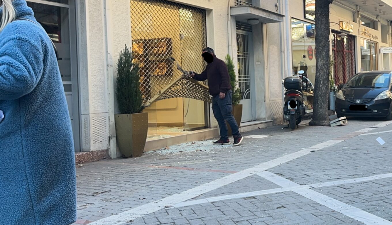 Διέρρηξαν κοσμηματοπωλείο στο κέντρο της Λάρισας- σήκωσαν τα ρολά με αυτοκίνητο και έσπασαν τη τζαμαρία