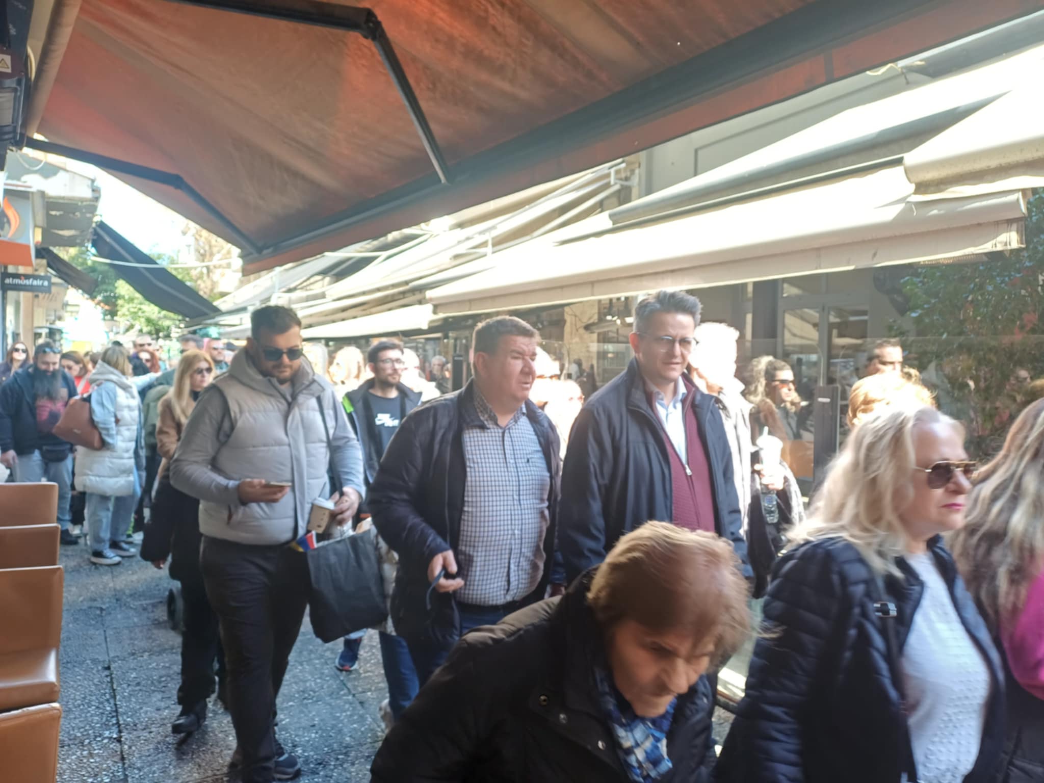 Ξεφαντώνει η Λάρισα στο κέντρο με τα μπουλούκια που ξεκίνησαν από το αρχαίο Θέατρο (ΦΩΤΟ+video)