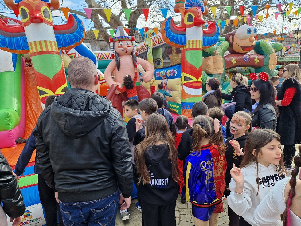 Καρναβάλι με ξεφάντωμα για τα παιδιά στο Βελεστίνο (ΦΩΤΟ)