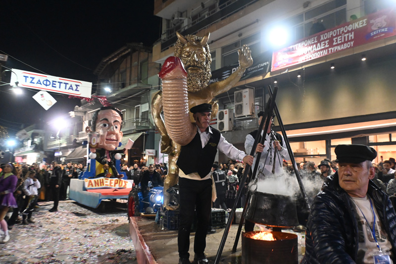 Φαντασμαγορική και ευρηματική με καυστικό χιούμορ η μεγαλη καρναβαλική παρέλαση στον Τύρβναβο (ΦΩΤΟ)