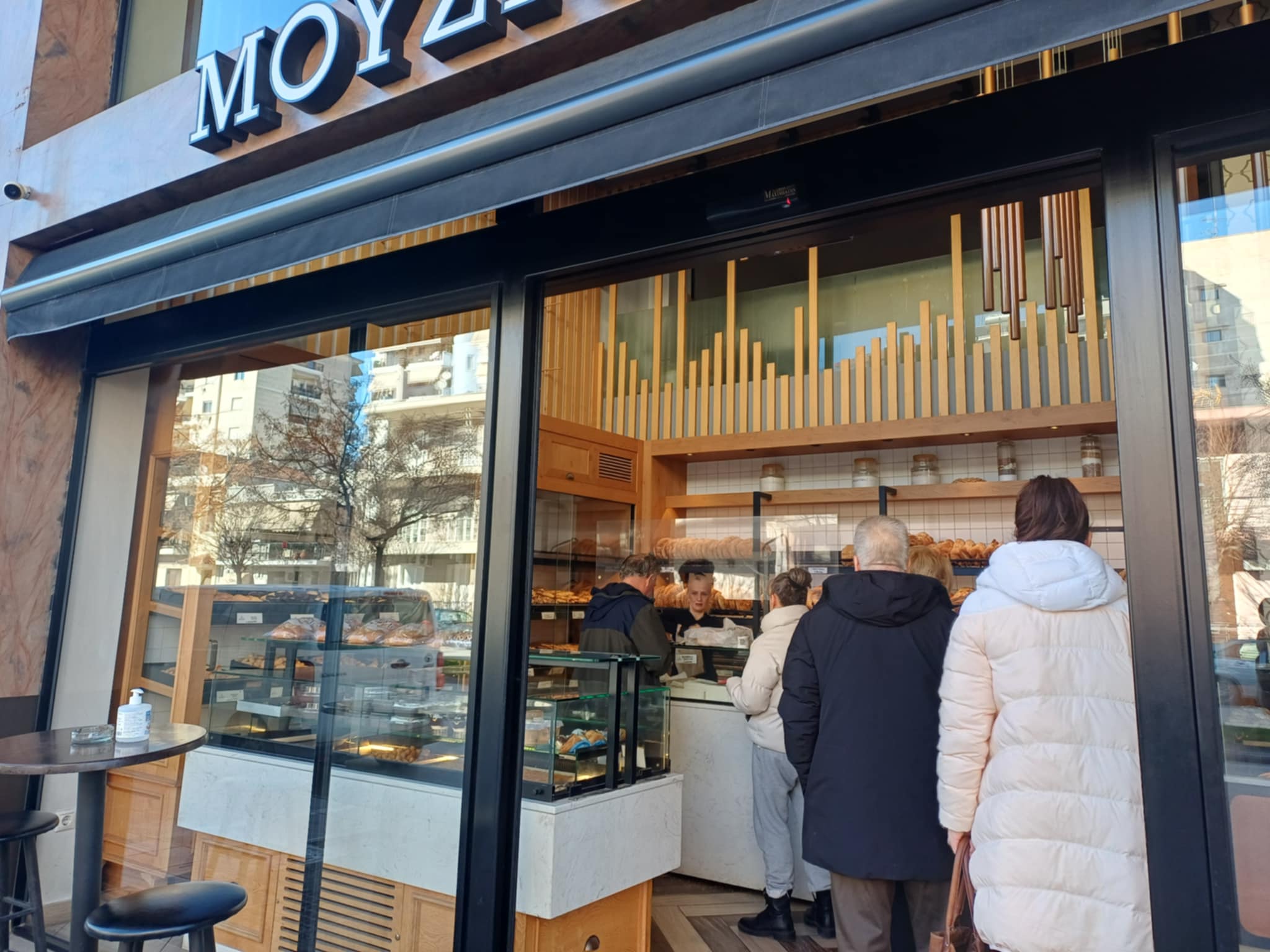 Ουρές οι Λαρισαίοι στα αρτοποιεία για την προμήθεια λαγάνας (ΦΩΤΟ)