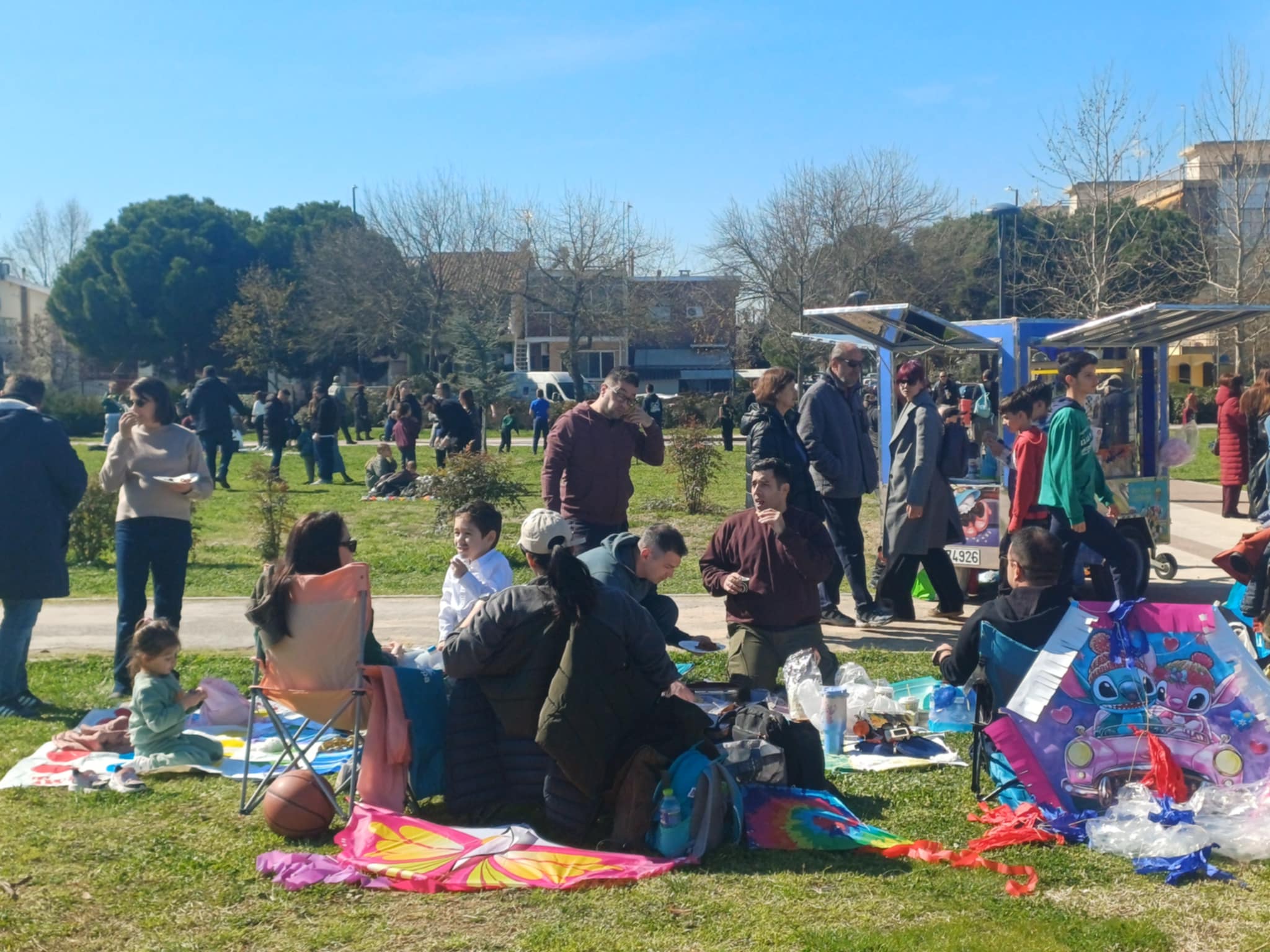 Καθαρά Δευτέρα στη Λάρισα: Γέμισε πολύχρωμους χαρατετούς το Πάρκο των Χρωμάτων (ΦΩΤΟ+video)