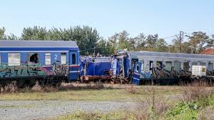 Τρία χρόνια από τα Τέμπη: Στο Κουλούρι ο χρόνος έχει σταματήσει στις 28 Φλεβάρη του 2023 – Το «νεκροταφείο» των βαγονιών