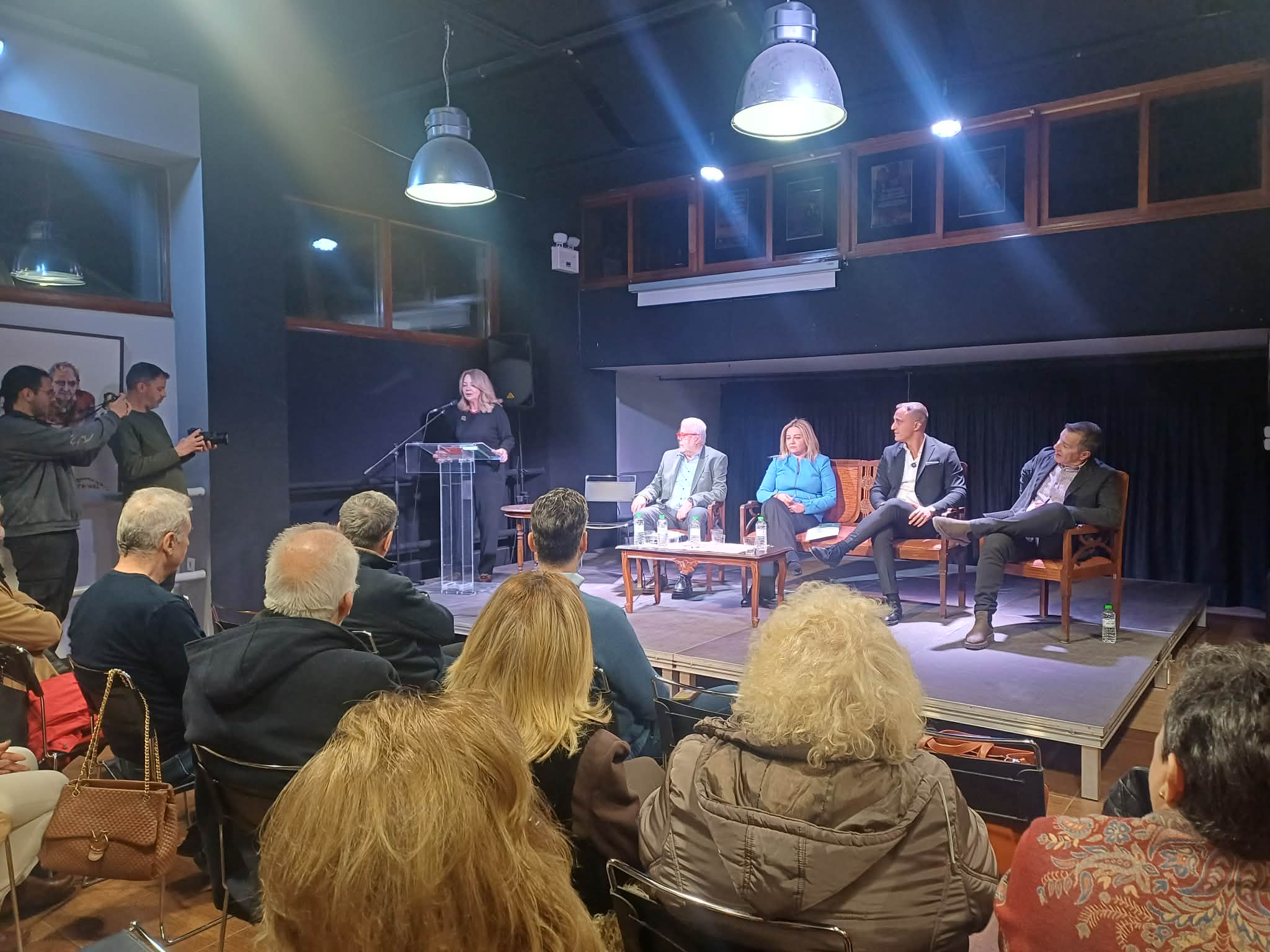 Παρουσιάστηκε στη Λάρισα το βιβλίο των Σταύρου Θεοδωράκη, Άρη Βουρβούλια «14 σκιές και αλήθειες της Ελλάδας» (ΦΩΤΟ)