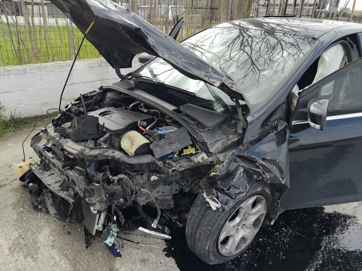 Τροχαίο με δύο τραυματίες έξω από τη Λάρισα στο νέο Κοιμητήριο (ΦΩΤΟ)