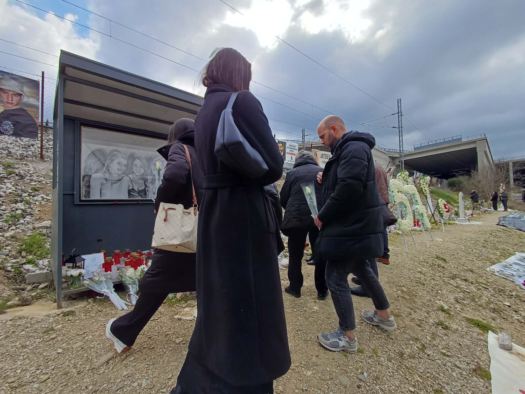 Βουβός πόνος και θλίψη από τους συγγενείς σήμερα με τη συμπλήρωση τριών χρόνων στον τόπο της τραγωδίας των Τεμπών (ΦΩΤΟ+video