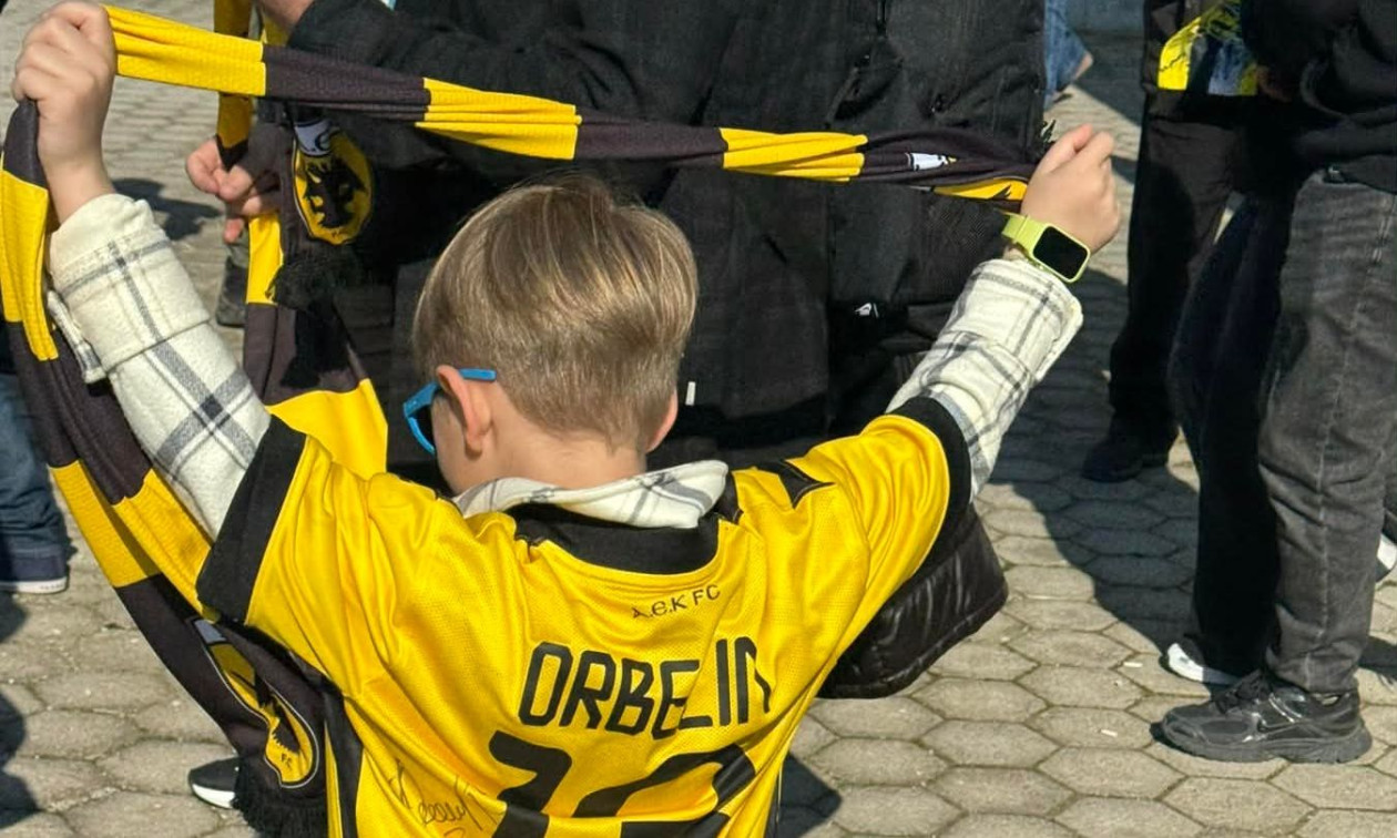 ΑΕΚ: Χαμός στον Βόλο, αποθεώθηκε ο Ηλιόπουλος – Μοίρασε κασκόλ στους μικρούς φίλους της (βίντεο)