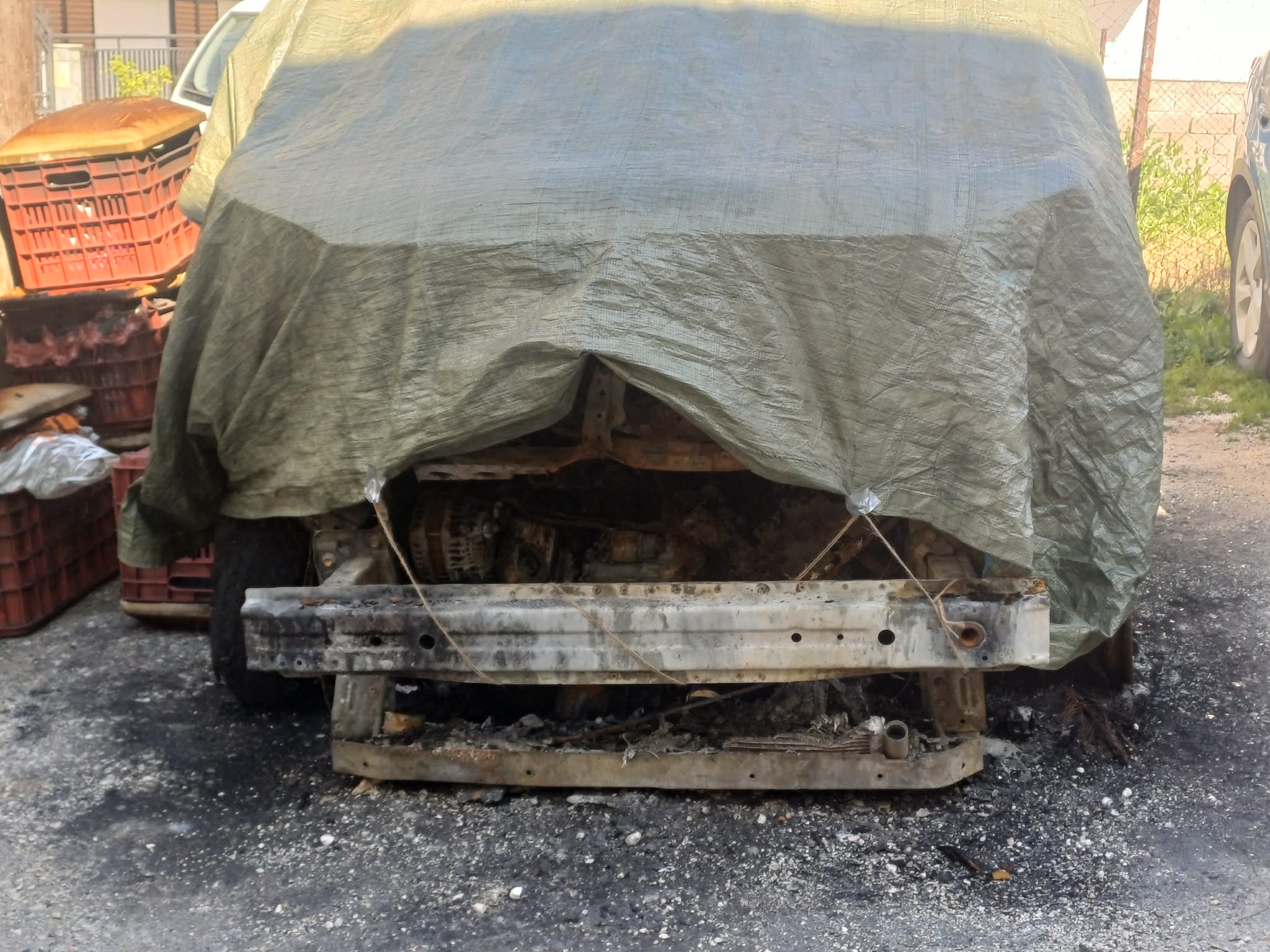 Εμπρηστική επίθεση σε βάρος Λαρισαίας επιχειρηματία - Από τη σπασμένη τζαμαρία… στο καμένο αυτοκίνητο (ΦΩΤΟ)