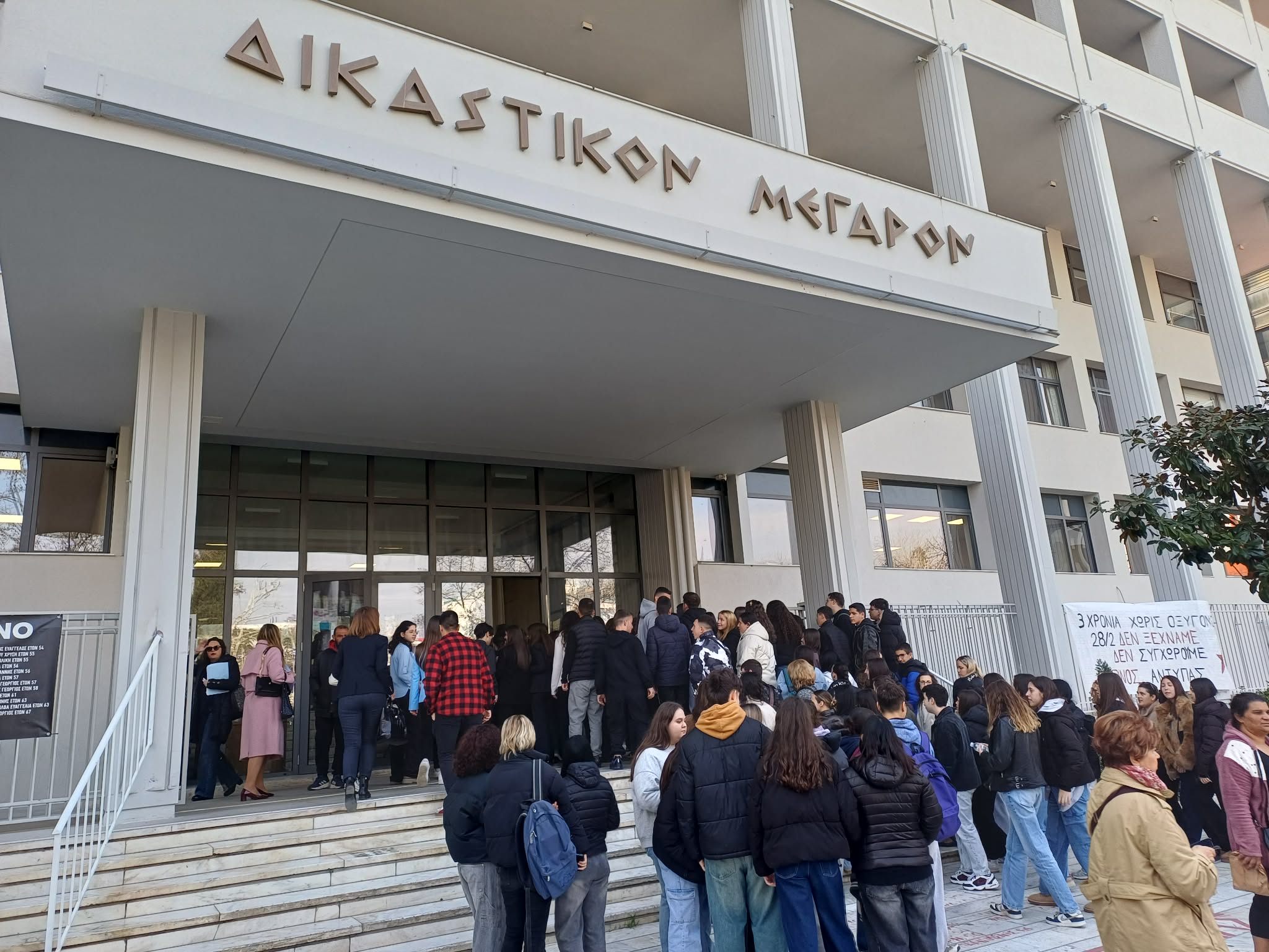 Γέμισαν μαθητές Λυκείου τα δικαστήρια Λάρισας για τη βιωματική δράση της εικονικής δίκης (ΦΩΤΟ)