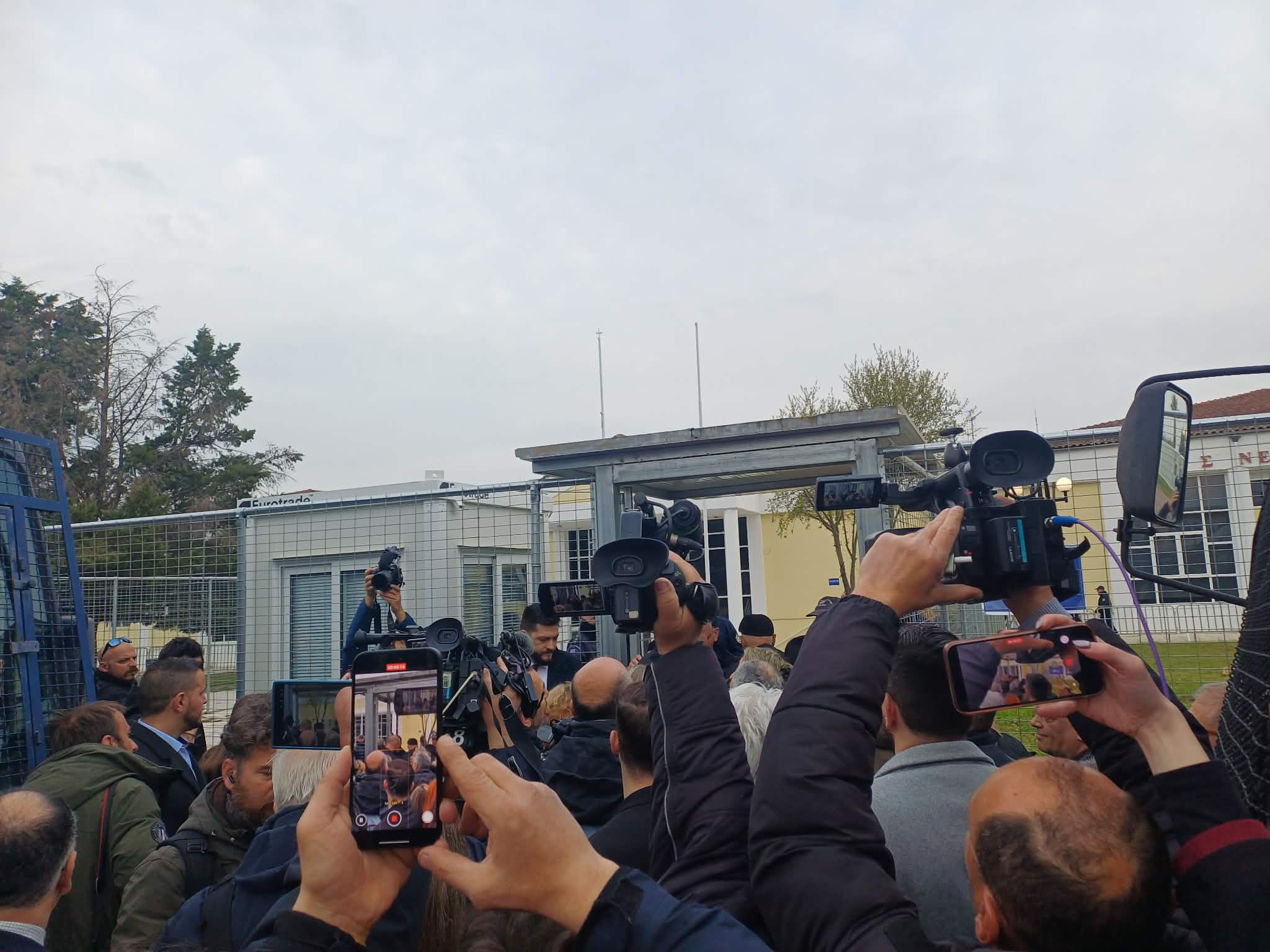 Με διαμαρτυρίες για τη χωρητικότητα της αίθoυσας και δρακόντεια μέτρα ασφαλείας ξεκίνησε η δίκη των Τεμπών (ΦΩΤΟ+video)