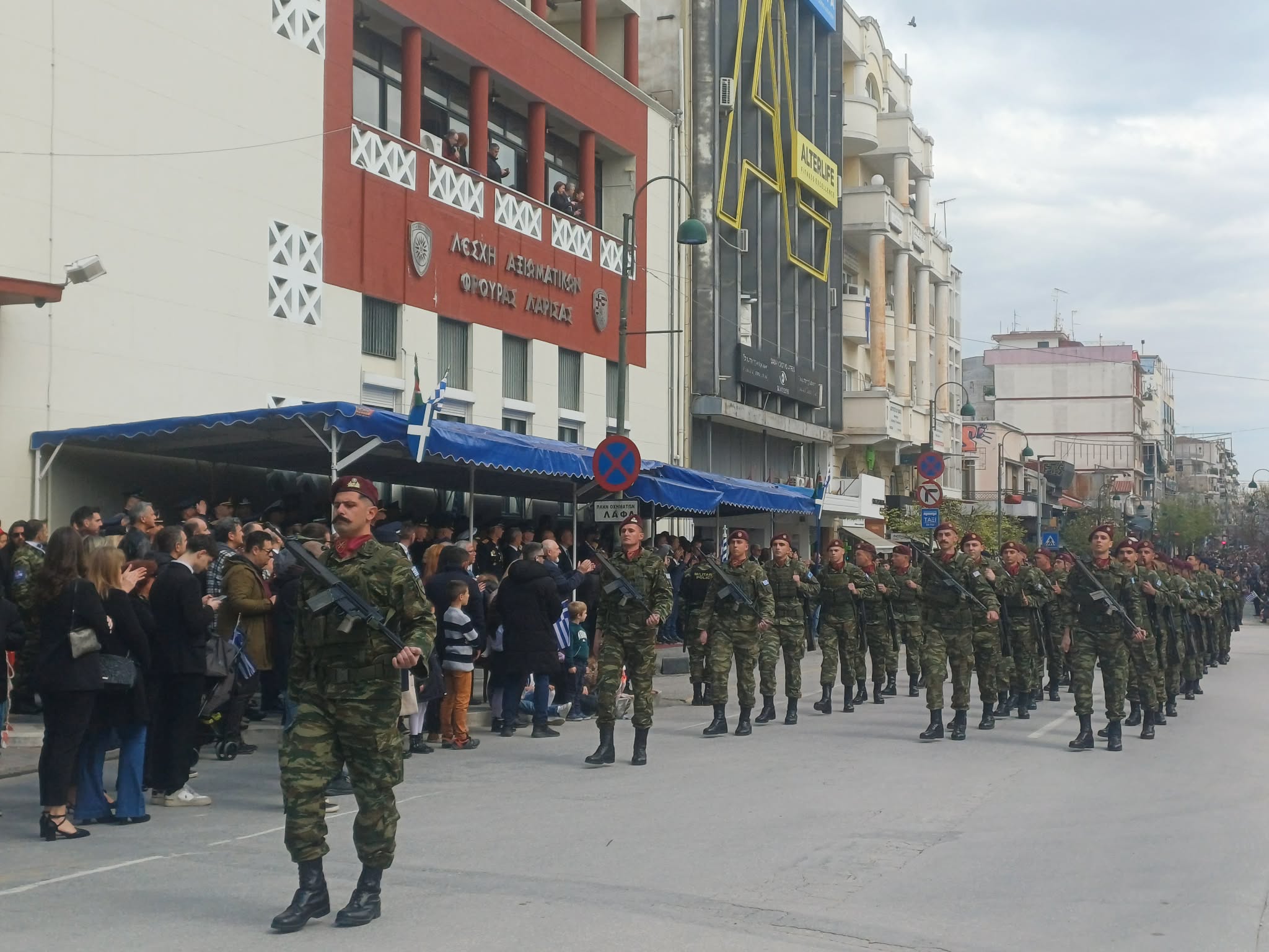 Εντυπωσιακή η παρουσία μαθητών και ενόπλων δυνάμεων στην παρέλαση της Λάρισας απέσπασε θερμά χειροκροτήματα (ΦΩΤΟ)