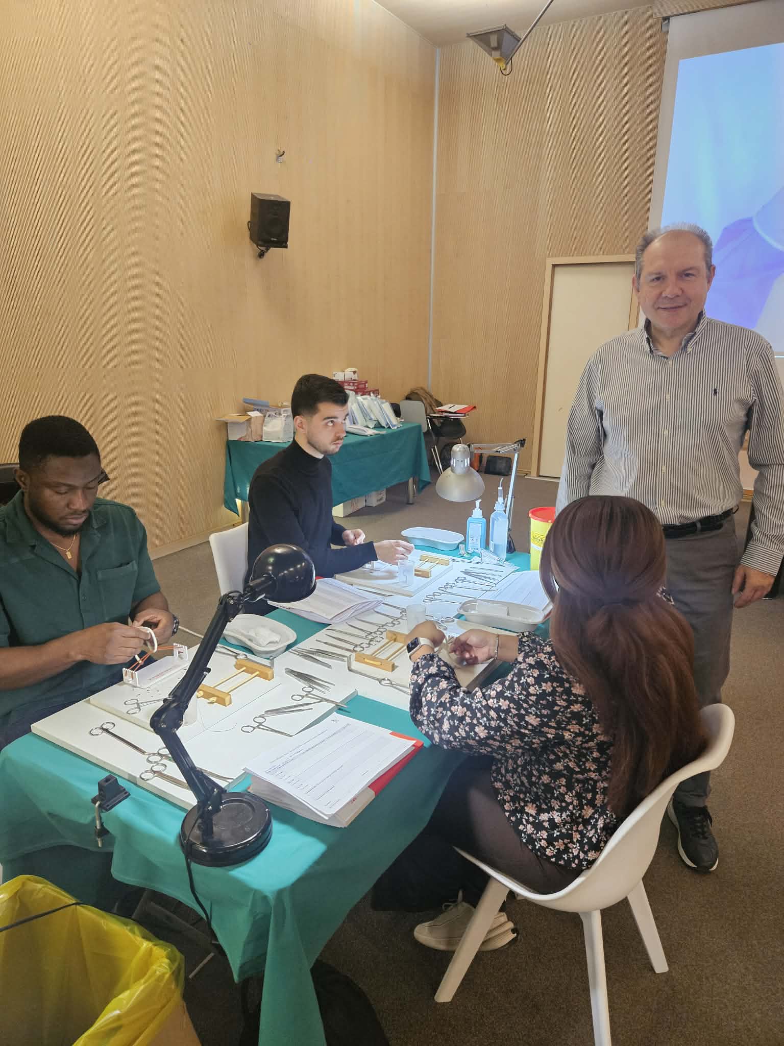 Το διεθνές σεμινάριο Basic Surgical Skills (BSS) στο ΙΑΣΩ Θεσσαλίας συνεχίζει δυναμικά  από το 2012 με αυξημένη ευρωπαϊκή συμ