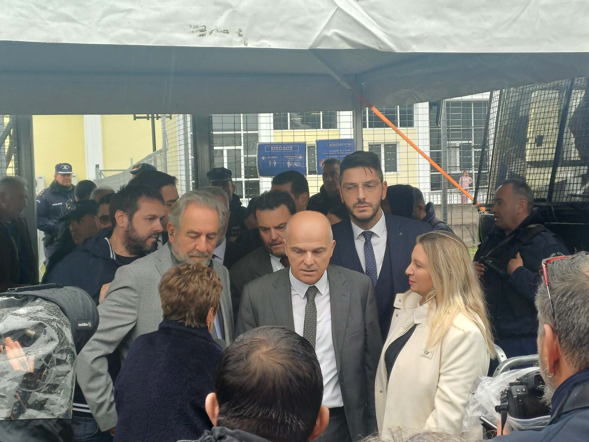 Ξεκινά πάλι η δίκη  - Πλακιάς: «Αθάνατες, στη φυλακή όλοι, αλήτες» -έφυγε με ασθενοφόρο ο Ρούτσι (ΦΩΤΟ)