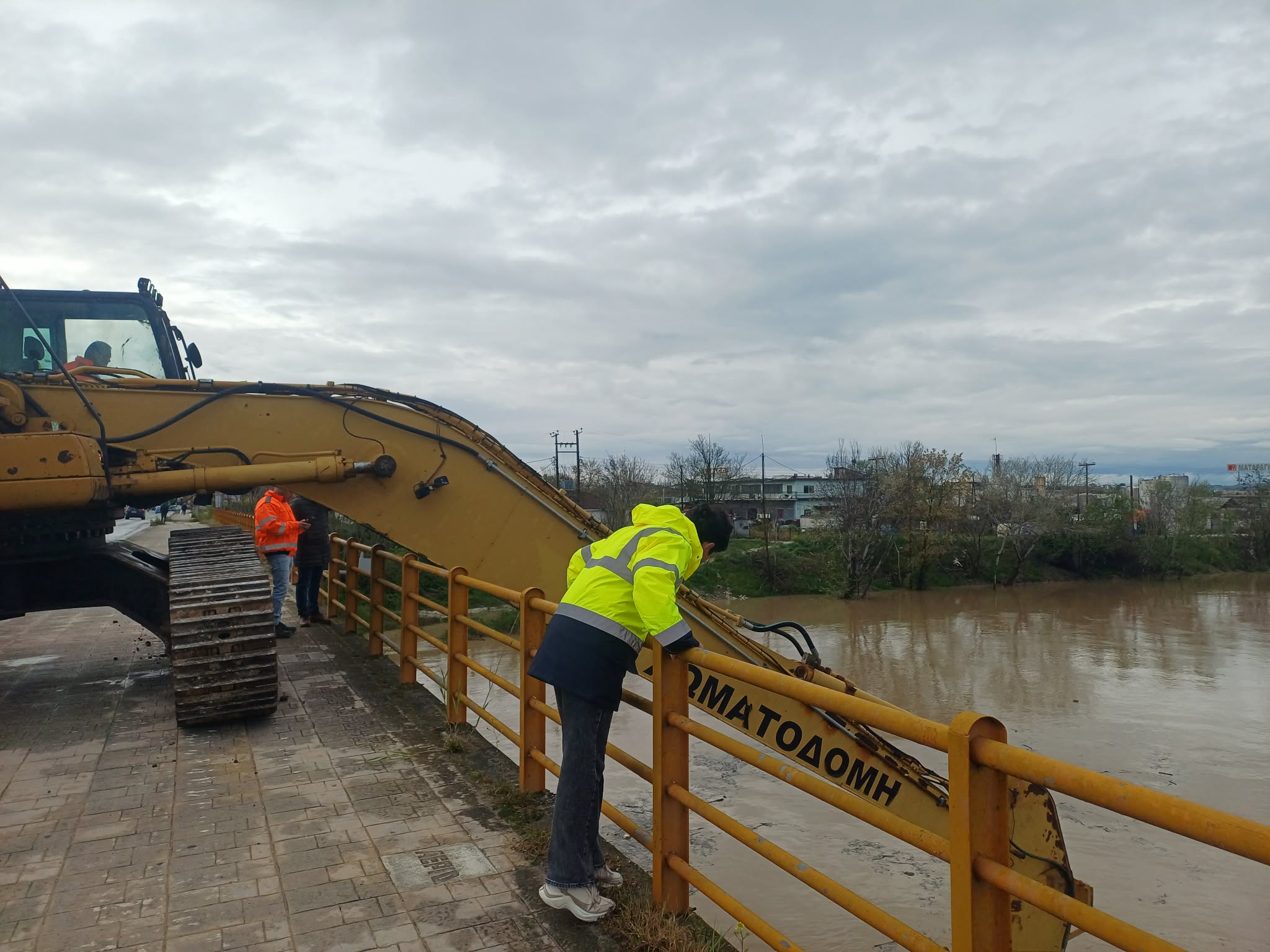 Συναγερμός για τη στάθμη του Πηνειού, έφτασε στα 4,5 μέτρα- απομάκρυνση φερτών στη γέφυρα της Γιάννουλης(ΦΩΤΟ)