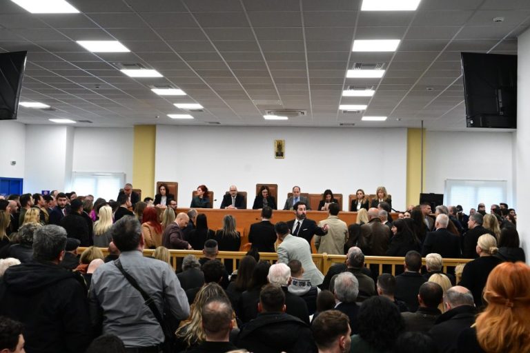 Λιγότερος κόσμος στη σημερινή δίκη για τα Τέμπη, ομαλά κυλάει η διαδικασία νομιμοποιήσεων – 36 κατηγορούμενοι στο εδώλιο