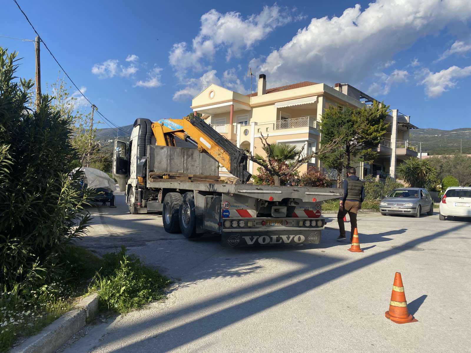 Εργάτης καταπλακώθηκε από μηχάνημα στον Βόλο-τραυματίστηκε σοβαρά στο κεφάλι
