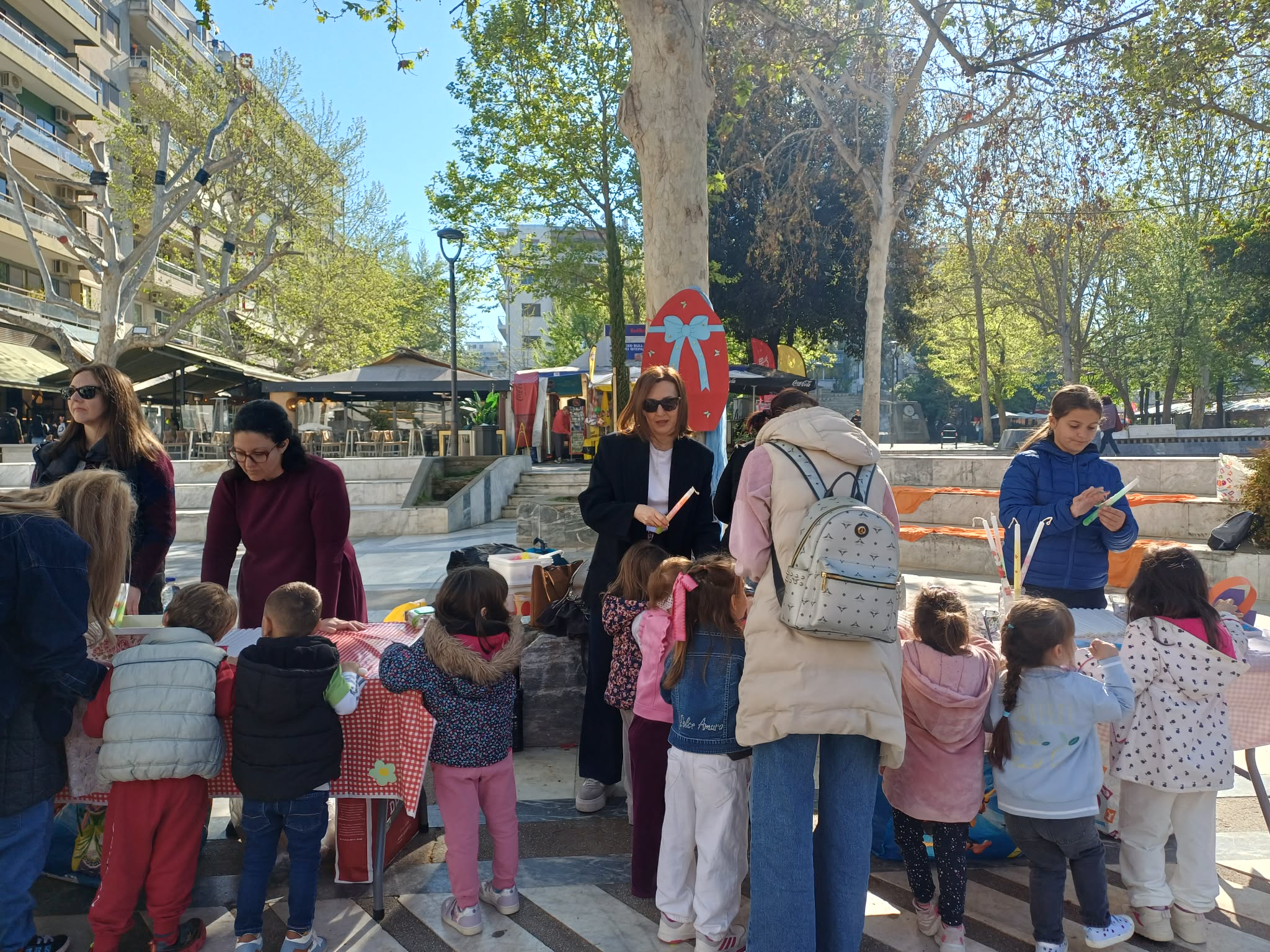 Πολύχρωμο Πασχαλινό εργαστήρι για τα παιδιά έστησε στην Ταχυδρομείου ο Δήμος Λαρισαίων (ΦΩΤΟ)