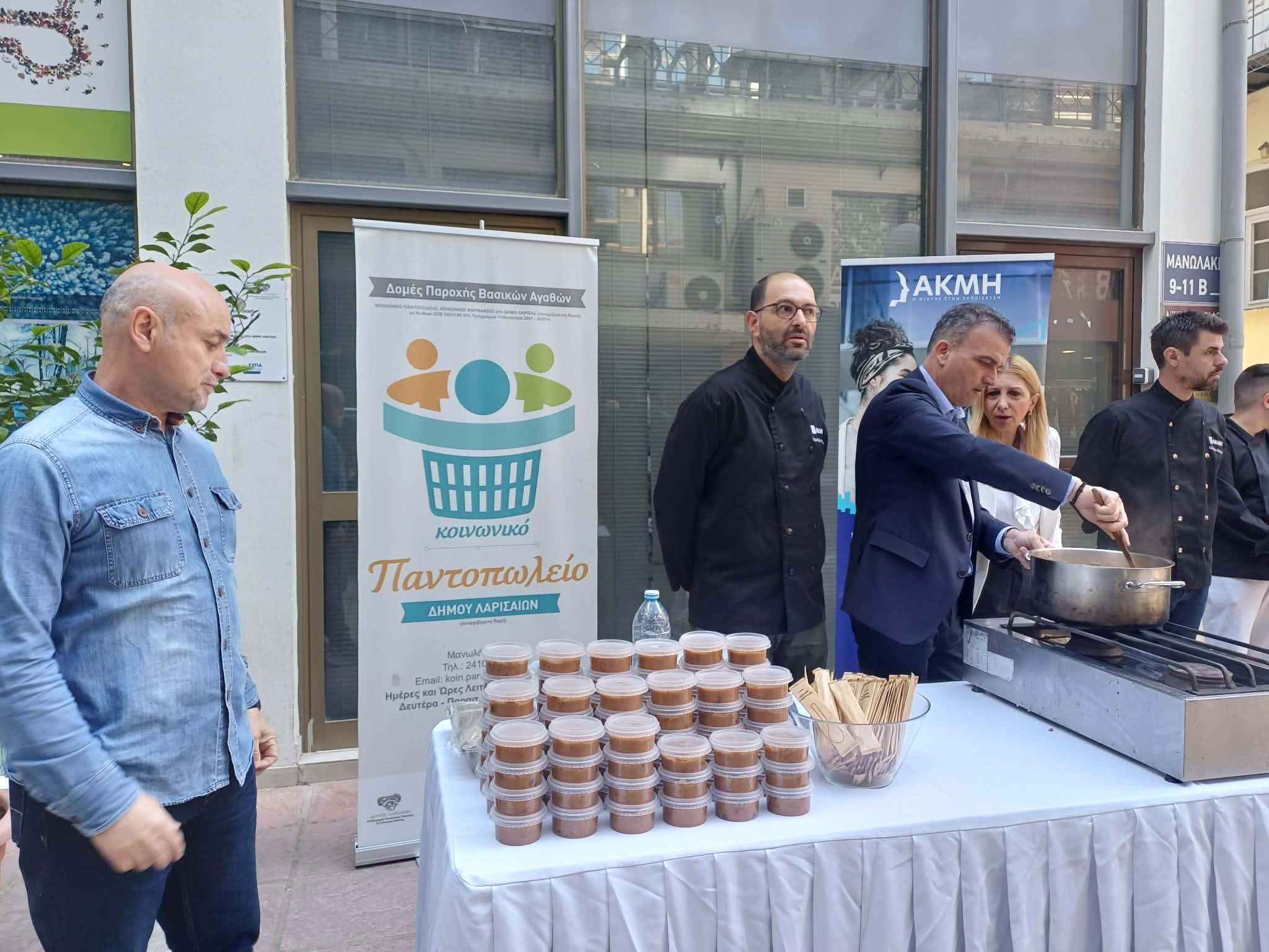 Πασχαλινά δέματα αγάπης από το Κοινωνικό Παντοπωλείο του Δήμου Λαρισαίων (ΦΩΤΟ)