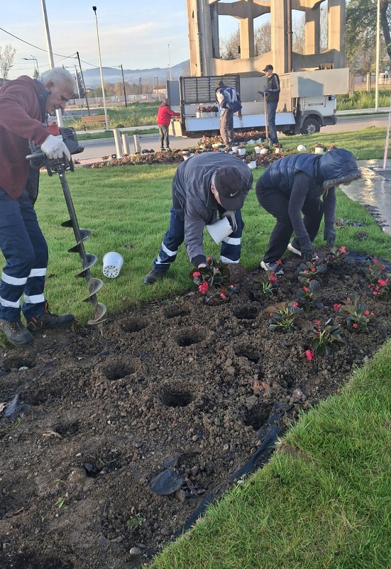 Εαρινές φυτεύσεις από την υπηρεσία πρασίνου του Δήμου Καρδίτσας (ΦΩΤΟ)