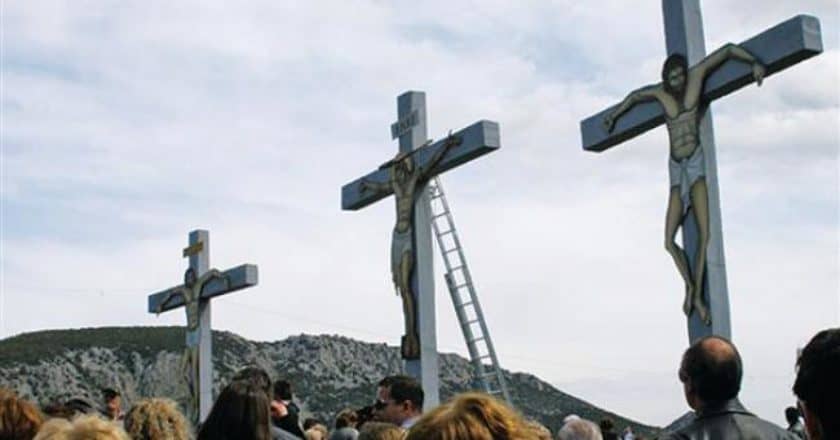 Πλήθος πιστών στην Ακολουθία της Αποκαθήλωσης στον λόφο Γολγοθά της Κάτω Ξενιάς στον Αλμυρό