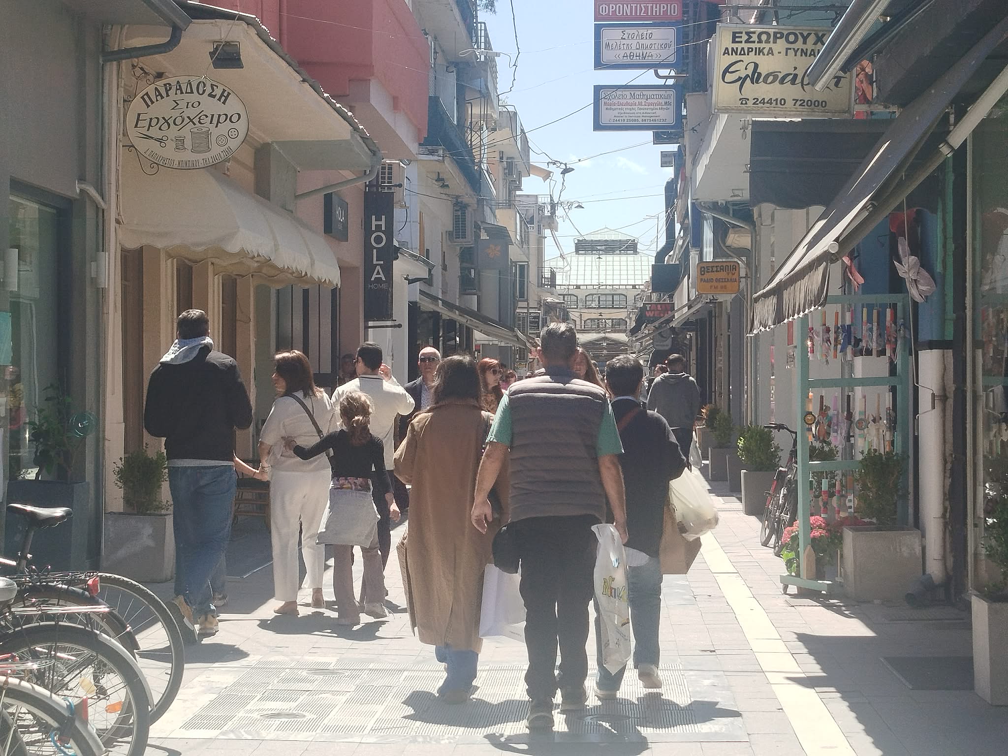 Κορυφώνεται η κίνηση στην αγορά της Καρδίτσας για τα πασχαλινά ψώνια