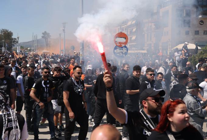 «Ασπρόμαυρη» η παραλία του Βόλου: Συνθήματα και πυρσοί από φίλους του ΠΑΟΚ και του ΟΦΗ (videos)