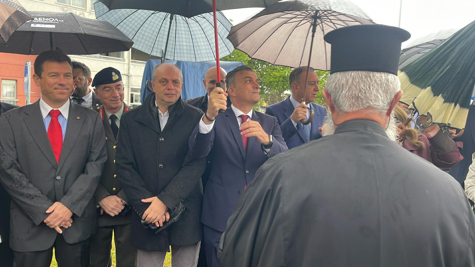 Με έντονη βροχή τα αποκαλυπτήρια του μνημείου για την ελληνική ομογένεια στον κόμβο Βόλου με Ηρώων Πολυτεχνείου (ΦΩΤΟ)