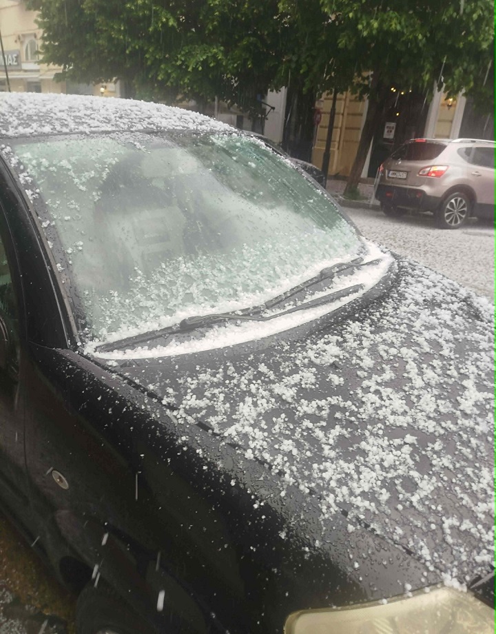 Ισχυρό χαλάζι έπεσε στην πόλη της Καρδίτσας (ΦΩΤΟ)