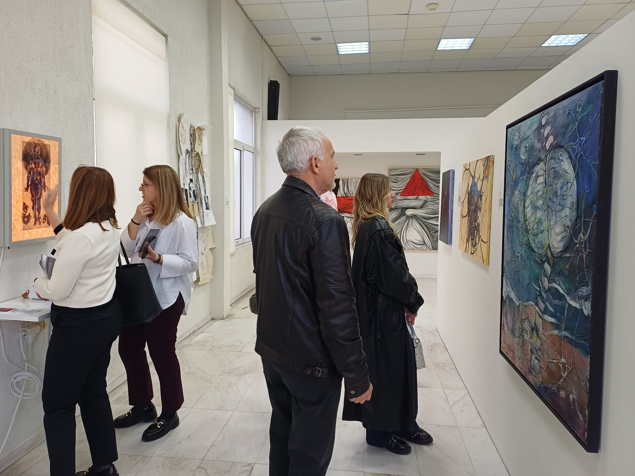 Εγκαινιάστηκε στη Λάρισα η ομαδική εικαστική έκθεση με τίτλο «Ἐν τέχνῃ ἰατρική» (ΦΩΤΟ)