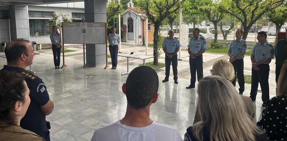 Μια ξεχωριστή εκδήλωση στην είσοδο του Αστυνομικού Μεγάρου Λάρισας για τη γιορτή της μητέρας (ΦΩΤΟ)