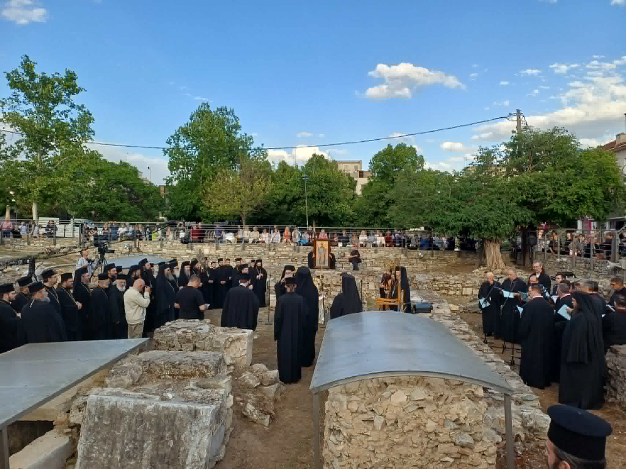 Πλήθος πιστών στον Αρχιερατικό Εσπερινό στην παλαιά Βασιλική του Αγίου Αχιλλίου στο Φρούριο Λαρίσης (ΦΩΤΟ+video)