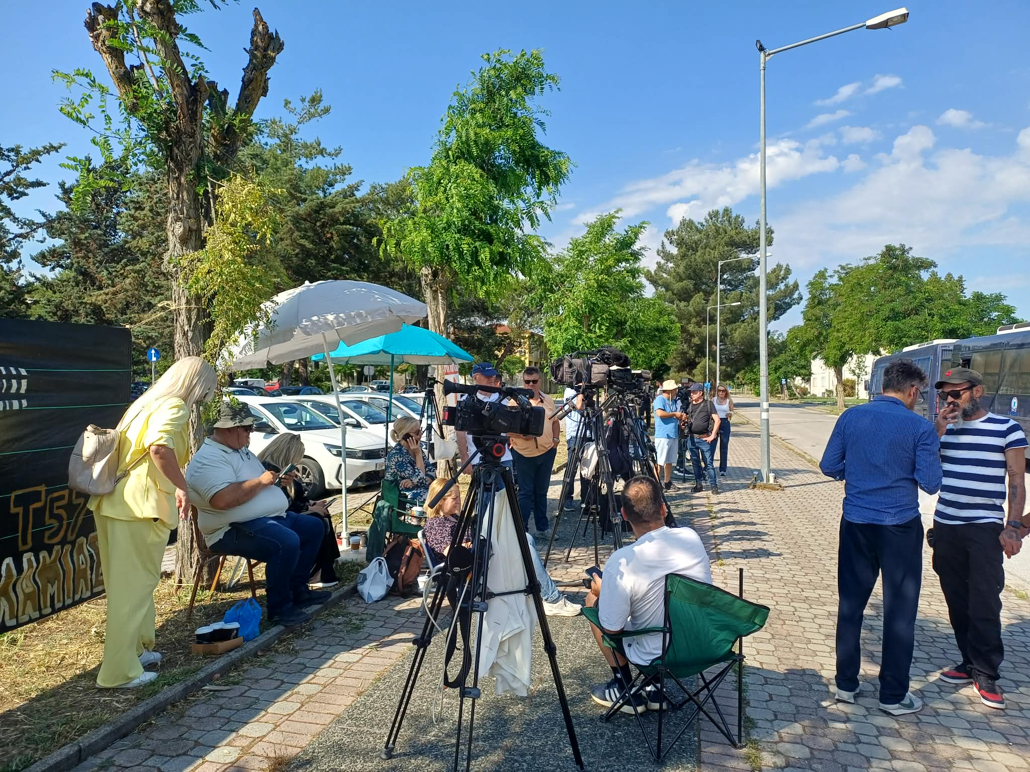 Κάτω από τον ήλιο με 30+ βαθμούς χωρίς ένα κιόσκι στη δίκη των Τεμπών δημοσιογράφοι και τεχνικοί (ΦΩΤΟ)