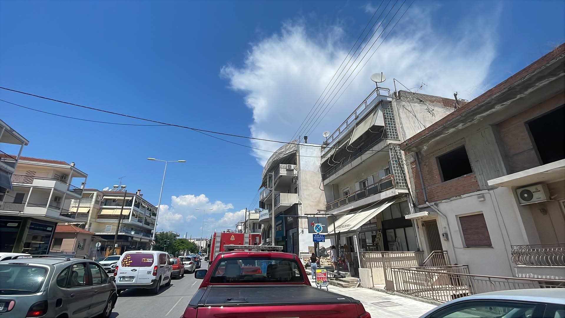 Συναγερμός στην Πυροσβεστική Λάρισας για φωτιά σε στέγη στην Ηρώων Πολυτεχνείου (ΦΩΤΟ)