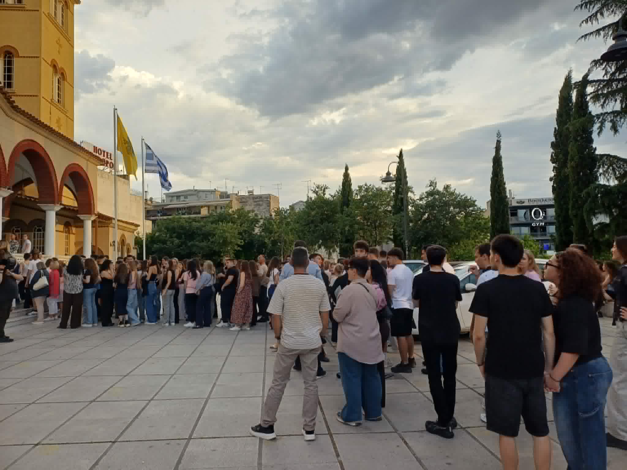 Πλήθος μαθητών και γονέων στην Παράκληση για τις Πανελλαδικές στον Άγιο Αχίλλιο (ΦΩΤΟ)