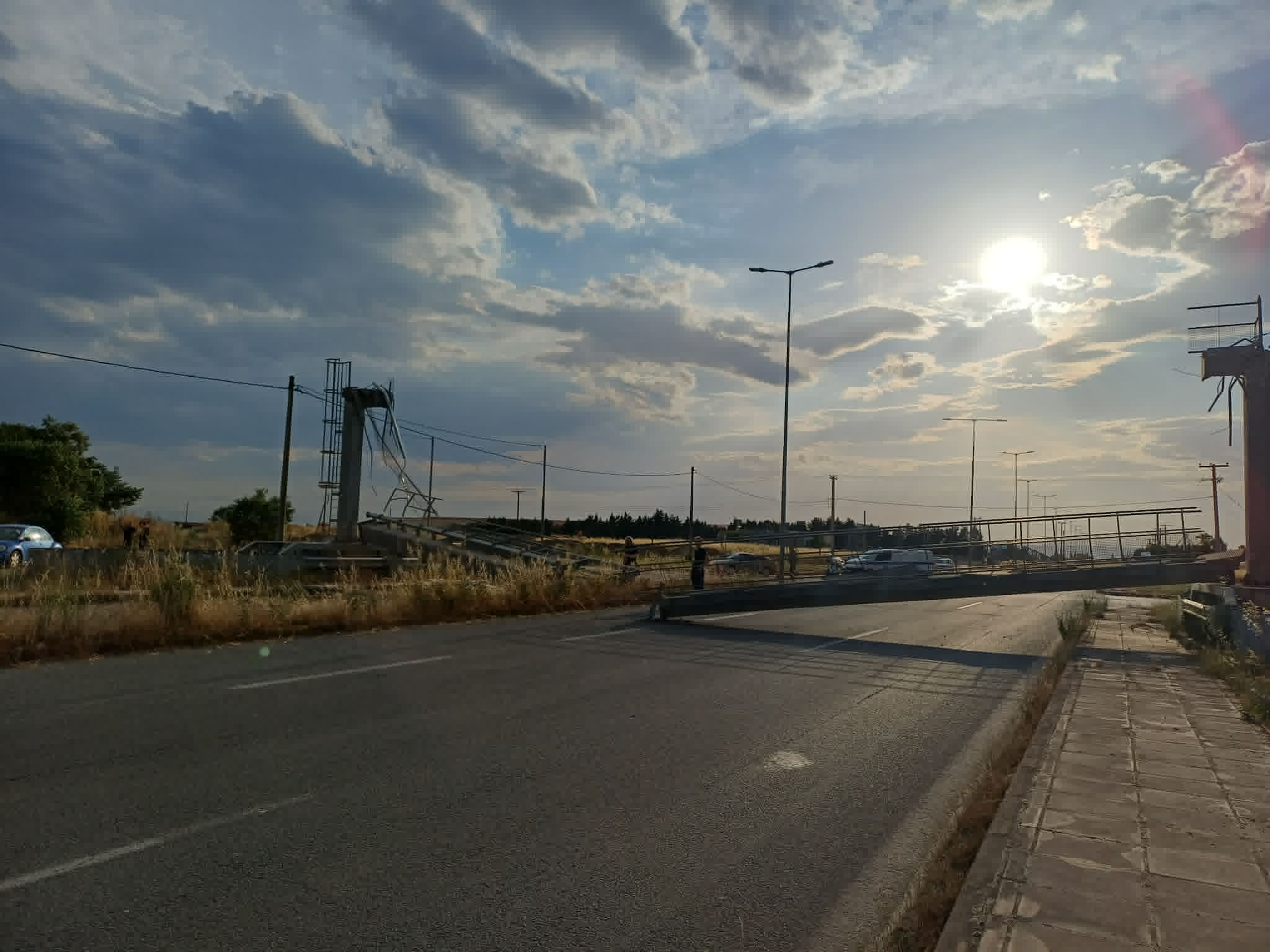 Καρέ-καρέ το σοκαριστικό τροχαίο στην οδό Βόλου – Η στιγμή που το φορτηγό προσκρούει στη γέφυρα (BINTEO)
