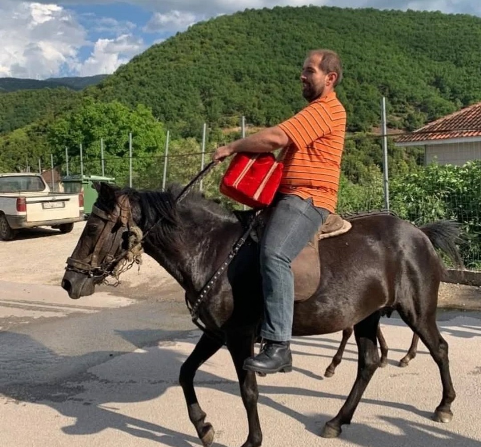 Με άλογα  έγινε η υποδοχή της Τιμιας Κάρας του Αγίου Σεραφείμ  στην Ανάβρα Μαγνησίας (ΦΩΤΟ)