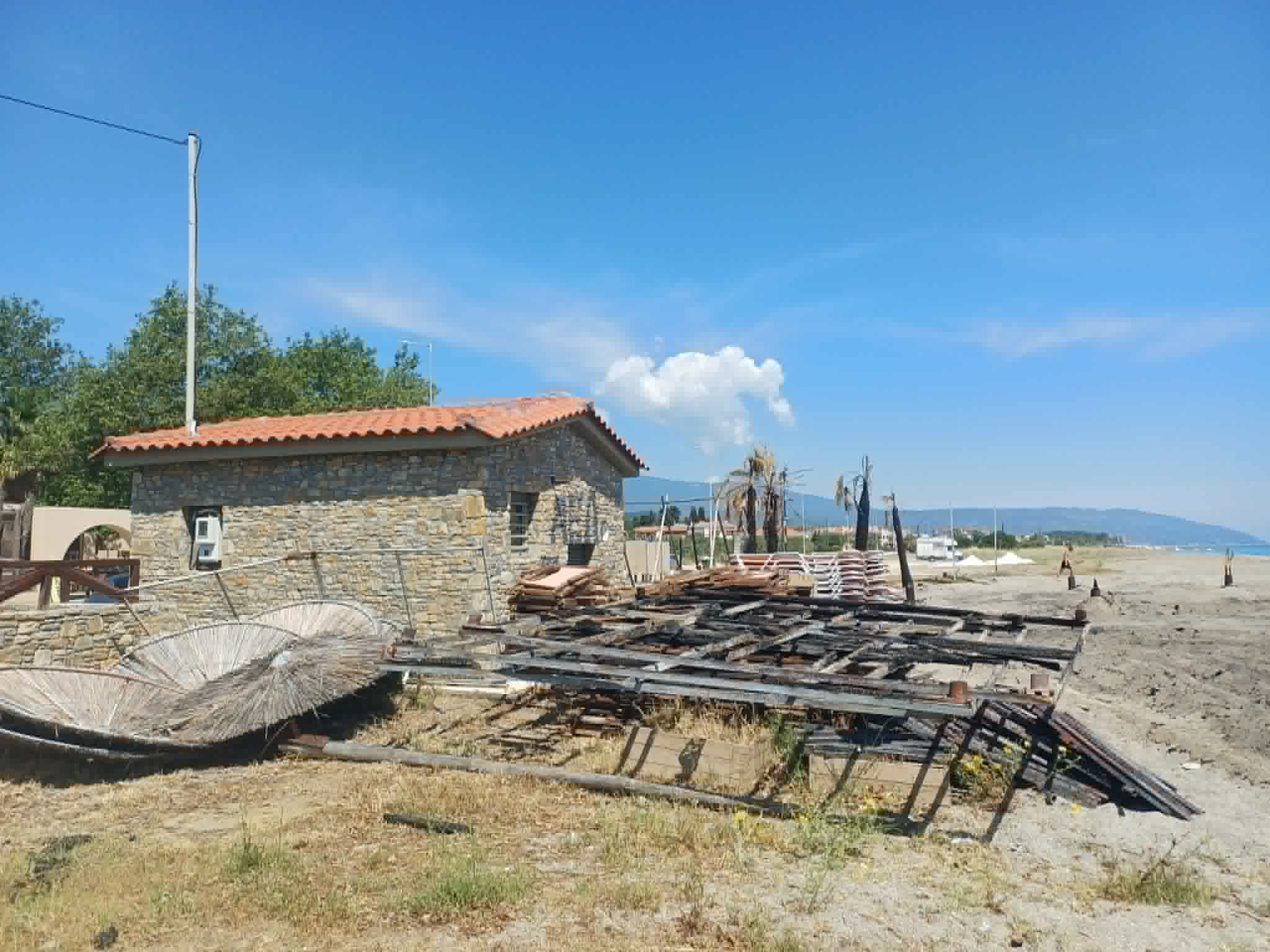 Αναστάτωση στους επιχειρηματίες των παραλίων της Λάρισας από πυρκαγιά σε beach bar που  άφησε μόνο σταχτες -ΦΩΤΟ)