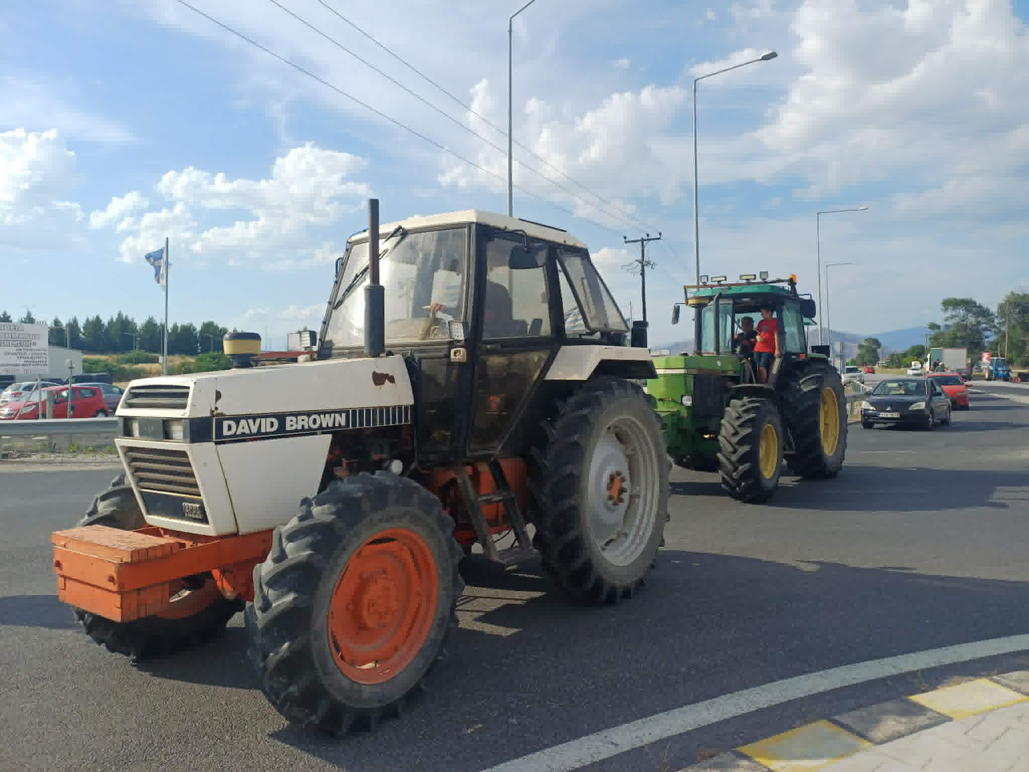 Έβγαλαν τρακτέρ μέσα στο καλοκαίρι στον κόμβο Πλατυκάμπου οι αγρότες