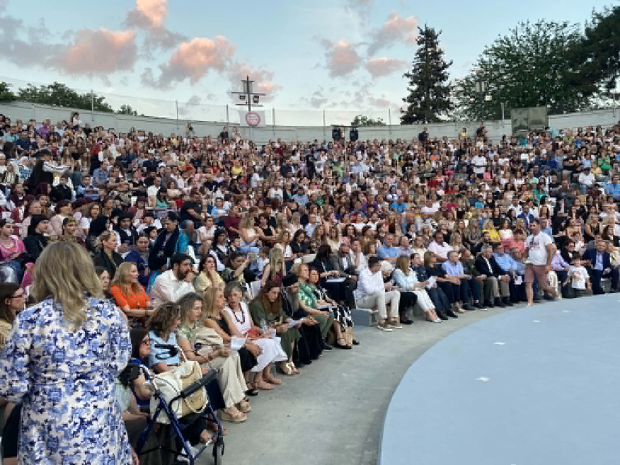 Πλήθος κόσμου στο μεγάλο αφιέρωμα στη λαογραφία στο Κηποθέατρο Αλκαζάρ (ΦΩΤΟ)